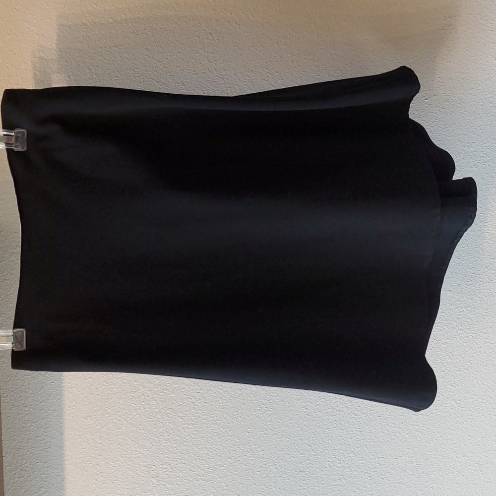 5/$15 Studio Y Black Skirt, size 7/8